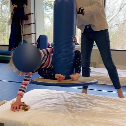 This is a platform swing (disk swing) reach-and-retrieve game. What the child is doing: 🌀 getting vestibular input while moving 🧍 building core and postural control on an unstable surface 👀 using eye tracking while the body moves 🤝 timing a reach, grabbing a toy, then re-centering without falling Why OTs love it: ✅ helps the brain map where the body is in space ✅ supports balance and coordination ✅ can improve regulation and attention because the nervous system feels more organized We’re hir
