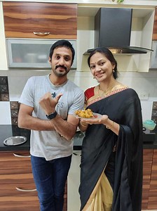 21K views · 125 reactions | Pyaaz Se banaye ye bajji ( pakode) 5 minute mein + wonderful singing - - Video recipe by Lovely brother sister duo of Aditya & Archana Text recipe link: https://www.zaykakatadka.com/recipe/pyaz-bajji-onion-bajji/ Pyaz bajji | 5 minute Veg Recipes | Facebook