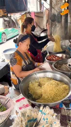 888K views · 10K reactions | 4 ร้านบะหมี่บิ๊กเบิ้ม ให้เยอะ ต้องไปลอง #ปักหมุดร้านอร่อย #อร่อยบอกต่อด้วย #บะหมี่ #ให้เยอะ #บะหมี่เกี๊ยว #หมูแดง #checkกิน #เช็คกิน | Check-กิน | Facebook