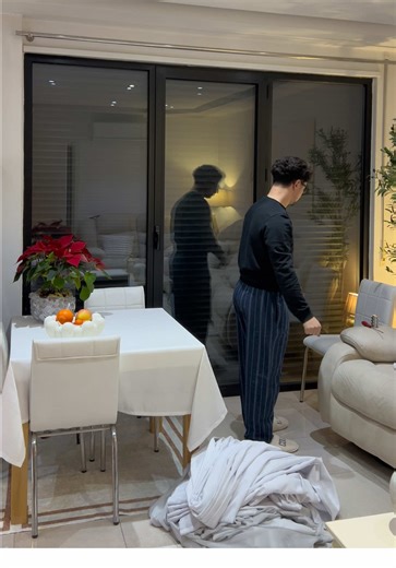 U bë nami më 31 Dhjetor 😅 Në familjen tonë kemi një traditë, ndezim një qiri të kuq në tryezë dhe e lëmë ndezur gjithë natën, ndërsa i pari që zgjohet më 1 Janar e fik. Porrrrr… këtë herë qiriu që morëm paska lëshuar “tym të zi”, gjë që nuk e kuptuam në fillim. #lilos_home Si rezultat, i gjithë salloni dhe kuzhina u bë ngjyrë gri 🤦🏻 përfshirë edhe muret. Na pret një punë e gjatë përpara… 🤌🏼