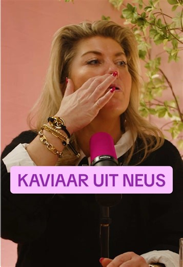 Baloutje!!! Je eten staat klaar! 🐶 Luister nu ‘Solliciteren kun je leren (maar niet van ons)’ in je favoriete podcastapp of kijk op YouTube 💖 #boenpaulinegenoegoverons #bowilkes #paulinewingelaar #echtegooischemoeders #kaviaar