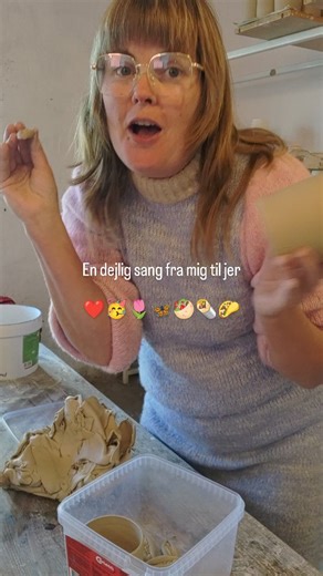 Ida Buch Lazo | En dejlig lille sang om den glade tissekone #tissekonerafkeramik #krusmedtissekoner #koppermedtissekoner | Instagram