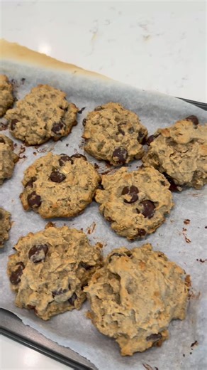 Sara H Cárdenas on Instagram: "La MEJOR GALLETA de AVENA que vas a probar Necesitas: 2 huevos 1/2 taza de crema de almendra 1/3 de taza de matequilla 1/2 taza de miel 2 tazas de avena 3/4 de taza de harina de almendra 1 cucharadita de polvo para hornear Chispas de chocolate con el corazon NONONONONO QUE COSAAA"