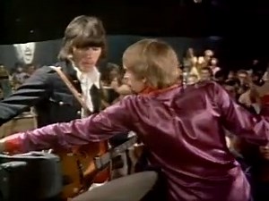 37K views · 1.3K reactions | #jeffbeck Ricordiamo ancora il grande Jeff Beck con una delle sue apparizioni più iconiche, quella nel capolavoro di Michelangelo Antonioni "Blow Up". Qui Jeff suona con gli Yardbirds (riconoscerete anche Jimmy Page) e alla fine distrugge con furia gli strumenti, su esplicita richiesta del regista ❤ | Onda Musicale | Facebook