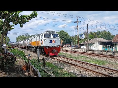 “LIVE 🚆 Busy Train Crossing in Purwokerto | Trains & Heavy Trucks Action!”