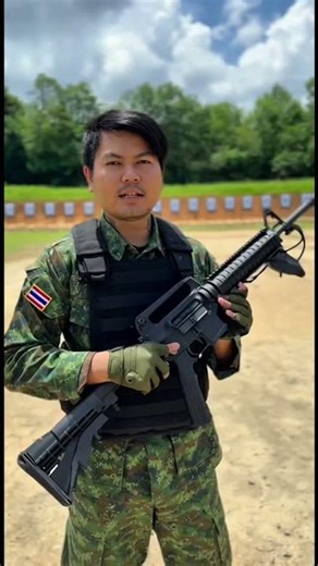 ปืน M16 เป็นปืนไรเฟิลจู่โจมขนาด 5.56 มม. ที่พัฒนามาจากปืน AR-15 ของบริษัท ArmaLite