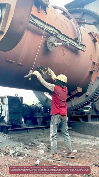 Schmelze in Bewegung: Wie Arbeiter flüssiges Metall sicher in die Form gießen