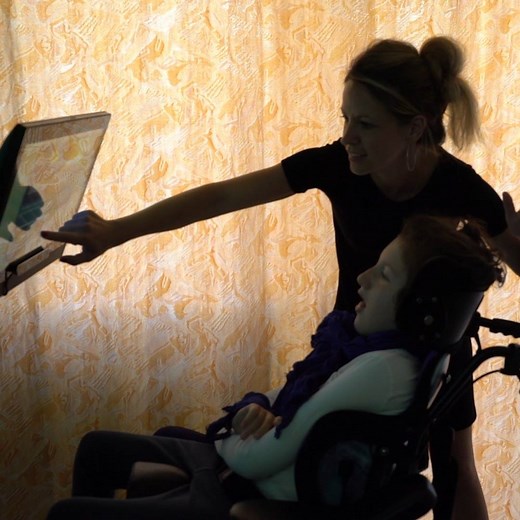 Développer des outils de communication alternative améliorée c'est ENFIN permettre aux personnes en situation de handicap de s'exprimer ! 💪❤ #Handicap #CAA #InnovationSociale avec la Fondation FDJ | Croix-Rouge française