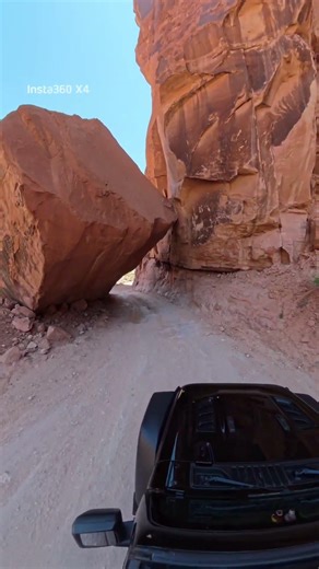 Boulder ‘tunnel’ just below Pucker Pass near Moab, Utah
