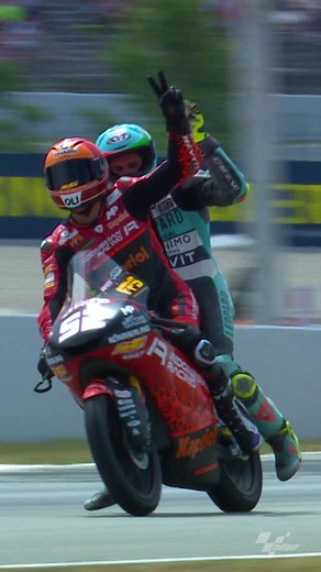 Jeremy Alcoba Rescues Stranded Dennis Foggia in Moto3 Race