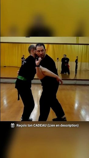 Comment faire un coup de genou aux parties génitales en combat de rue (Self défense) #Shorts