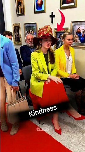 He became a human chair 👑❤️