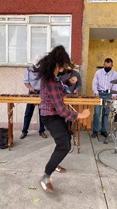 La hija de Cantinflas, sorprende a una marimba callejera 😱 | Flor Amargo