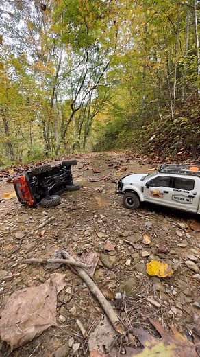 The #reefsrc servo winch on the #chasetruck coming in for the scale rescue! #cenf450 #cenracingf450 #f250 #scalerc #scalerccrawler #scalerctruck | Defender Customs
