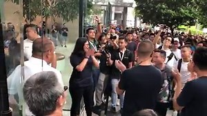 185K views · 1.1K reactions | WATCH: The first batch of customers entered the Apple Store on Orchard Road to buy the newly released iPhone XS and XS Max at 8am on Friday morning. They had been queueing outside the store since Thursday afternoon. Were you in the queue? (Video: Nuria Ling/TODAY) | TODAY | Facebook