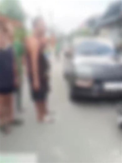 Pinakakansela na habambuhay ni Acting Department of Transportation Secretary Giovanni Lopez ang lisensya ng 43-anyos na driver ng electric car, na nambangga sa motorsiklong minamaneho ng 15-anyos na estudyante sa Teresa, Rizal nitong Martes ng umaga, October 7. Ayon sa pahayag ng ahensiya, ito’y kasunod ng utos ng pangulo na panagutin ang mga iresponsableng driver na inilalagay sa peligro ang buhay ng mga road user. “‘Yang driver na ‘yan, walang karapatan magmaneho sa kalsada. Sabihin na nating 