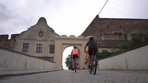 Wo früher Wachtürme, Panzer und Stacheldraht das Landschaftsbild prägten, führt heute der grenzüberschreitende IRON CURTAIN TRAIL. "Manchmal spürt man es immer noch", heißt es. https://www.waldviertel.at/iron-curtain-trail-euro-velo Mit Unterstützung von INTERREG V-A Österreich-Tschechische Republik/kofinanziert aus Mitteln des europäischen Fonds für regionale Entwicklung. | Waldviertel Tourismus