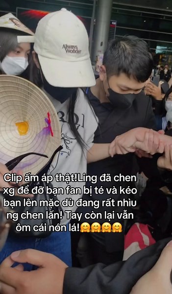 Clip ấm áp từ Lingling Kwong giúp đỡ fan