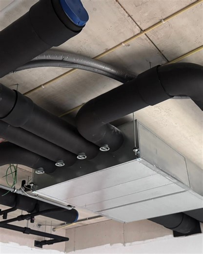 🚧 Uitvoering in beeld: isolatie & brandwerend afwerken van de volledige luchtinstallatie en HVAC-installatie. Vakwerk tot in detail, met oog voor veiligheid, comfort en duurzaamheid. Zo zorgen wij voor installaties die niet alleen functioneren, maar ook voldoen aan de hoogste veiligheidseisen. #linisol #hvac #luchtinstallatie #isolatie #brandwerend #bouwproject #techniek #installatiewerk #vakmanschap | Linisol Group