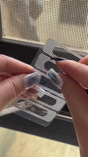 #家里窗户下雨就漏水？看看这个排水孔滤网，堵了赶紧清 断桥铝窗户自带的排水孔滤网，千万别堵！下雨积水、窗边渗水大多是它惹的祸，#门窗保养#居家小技巧 窗户渗水根源找到了，就是这个小排水口，记得常疏通～ #居家好物 #窗户维修 窗户排水孔滤网，定期清理，告别窗边渗水。