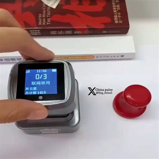 A Chinese AI system sends an automatic alert to the manager when a long‑press is detected, classifying it as abnormal behavior within its usage‑monitoring mechanism.