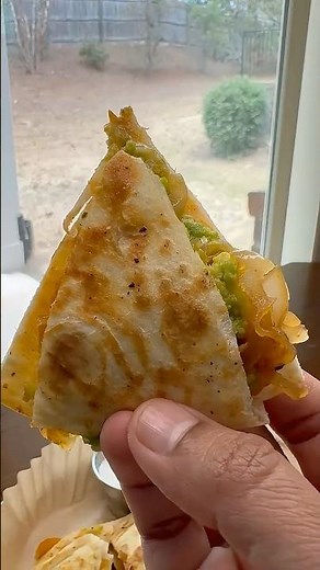 This Crispy Cheesy Quesadilla Will Make You Hungry 🤤 #homemade #Cheesy #vegetarianrecipe #snackidea