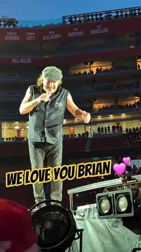 “We love you, Brian!” San Francisco shows AC/DC’s Brian Johnson some love! ❤️⚡ #ACDC #brianjohnson