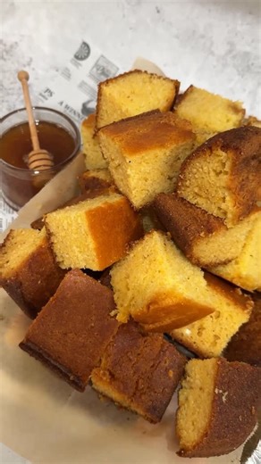 Jenniabs 🥩 FOOD & KITCHEN CONTENT CREATOR | Everyone needs a good cornbread recipe in their pocket. I personally love savory cornbread (I’ll share another recipe later) but this sweet... | Instagram