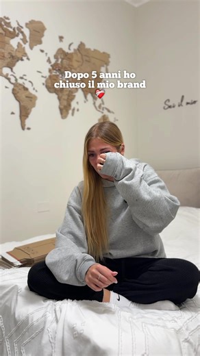 A 22 anni ho deciso di buttarmi nel progetto più impegnativo e difficile della mia vita: creare un brand. Sapevo che non sarebbe stato semplice, e infatti non lo è mai stato, ma mai mi sarei aspettata di scontrarmi con così tante situazioni complesse e di dover avere a che fare con così tante persone incompetenti. Dopo 5 anni ho deciso di chiudere Taganana, sfinita ed esausta per via di infinite situazioni strazianti che ho vissuto da ancora prima di avviare il tutto. Molte ve le ho raccontate s