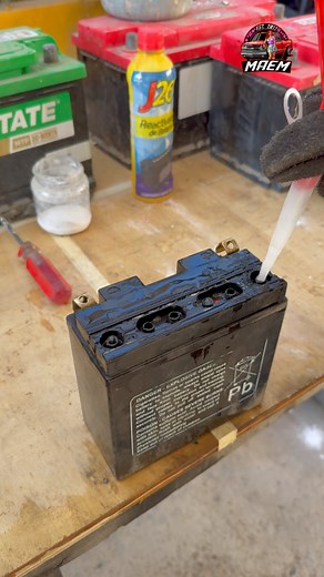 Cómo reparar una Batería 🔋 de moto 🏍️ con menos de 200 pesos queda lista! Procedimiento completo! Paso a paso ✅🧪 #paratiiiiiiiiiiiiiiiiiiiiiiiiiiiiiiiシ #motor #autos #motos #motorcycle #motorbike #camionetas | MAEM