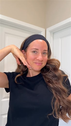 INDIE LEE Skincare on Instagram: "A closer look at what goes into our Brightening Cleanser. This gentle, plant-based formula uses coconut-derived surfactant to lift away makeup and daily buildup while helping skin feel clean, not stripped. Strawberry Seed Oil, Hydrolyzed Wheat Protein, and tomato-derived Lycopene bring antioxidant-rich ingredients, supporting a fresh, balanced feel from the very start. Thoughtfully formulated for all skin types, including those prone to dryness. It’s a simple, i