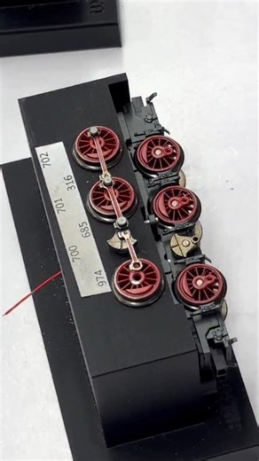 Die ersten Modelle sind auf dem Weg zu euch – mit dem Weihnachtsmann. 🎅🥳 Für die Vorfreude noch ein paar kleine Impressionen aus der #Märklin Produktion. Die komplette Neukonstruktion der Diesellokomotive V 60 hat die Artikelnummer 38600 und fährt mit vielen Highlights. ✅ Telex-Kupplung vorne und hinten separat digital schaltbar ✅ Mit Kupplungswalzer ✅ Führerstandbeleuchtung ✅ Triebwerkbeleuchtung ✅ Mit Pufferspeicher ✅ Original Maybach-Motor Fahrgeräusch mit Wechselschalter ✅ Originalgeräusch