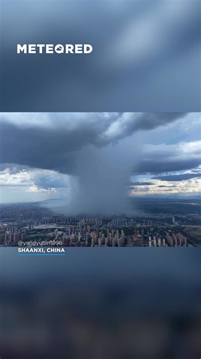 A microburst was filmed from the air in #Shaanxi, China! The phenomenon caused very strong rain and winds in a very localized area. | Meteored