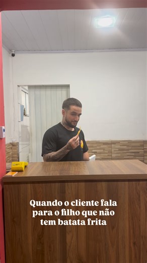 Salgadou | Volta Redonda/RJ on Instagram: "“Não tem batata frita, filho…” A criança: entra em modo sirene 🚨😭 Eu: apresento a batata 🍟✨ A criança: “PERA… AGORA EU TENHO MOTIVO REAL” 😭😭 🍟 Moral: batata frita não resolve tudo… mas piora o drama em 200%. #Salgadou #BatataFrita #Humor #ReelsBrasil #VoltaRedonda"