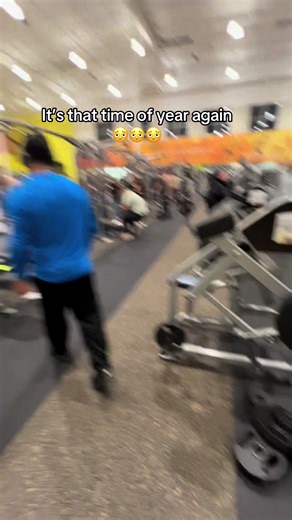 The “new year, new me’s” have struck again, I give them 2 weeks 😭😭😭 then back to regular scheduled programming. #gymtok #fitness #jokes