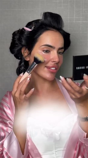 Makeup artist 💄. on Instagram‎: "Victoria secret look🪽 الشعر بأنامل الفنانه 💇🏻‍♀️ @hairsumayah المصوره المبدعه📸 @saraaphotoo1 #لارا_اللبنانية #قسمه_ونصيب #ميكب #makeuptutorial #victoriassecret"‎