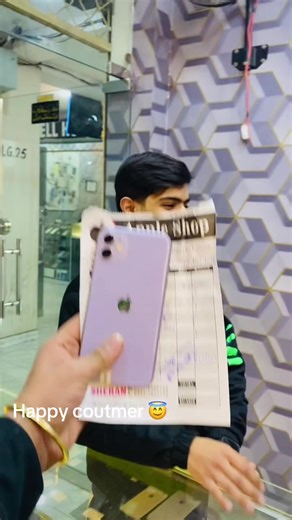 Exploring Zamzam Mall's Apple Shop