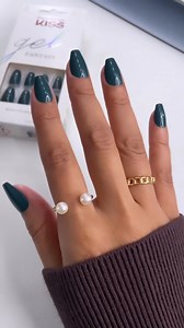 40K views · 749 reactions | Hello Holidays! ♥️壟 This gorgeous forest green set is perfect for the upcoming festivities.  @estelitasbeauty #holidaynails #festivenails #christmasnails #kissnails #gelfantasynails #glueonnails | Kiss Nails | Facebook