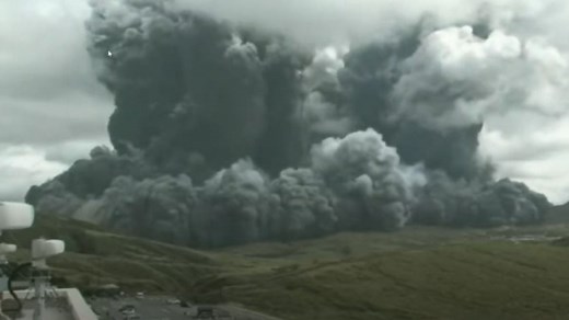 Asche-Wand nach Ausbruch in Japan: "Aso"-Vulkan schleudert kilometerweit Gesteinsbrocken