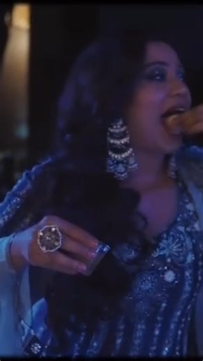 Shreya Ghoshal enjoying puchka before the concert, joking how it has spoiled many singers voices.😂❤️