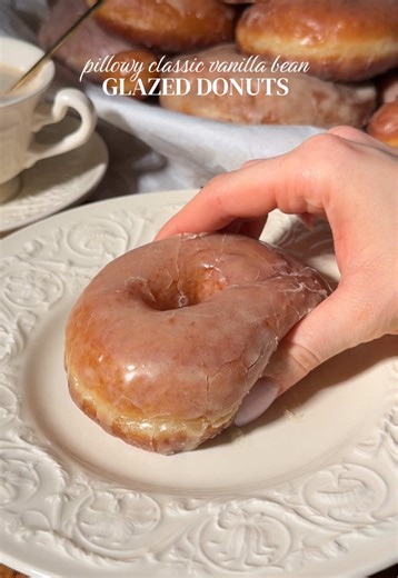 there reallyyy is something about a classic glazed donut, ya know??? and these classic vanilla bean glazed donuts are truly everything you need, and more 😌 soft and pillowy in the middle with a beautifully golden exterior that’s just slightly chewy (which is just the best) ✨ coated in a crackly vanilla bean glaze that absolutely melts into every bite — they’re simply to die for when served warm and ideally dunked in a hot cup of coffee ☕️ the full recipe is up on my blog at wellmadebykiley.com 