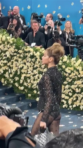 Lisa walks the Met Gala 2025 carpet today🖤 #lisa | LyhengOfficial
