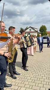 Krakowiaczki prosto spod kościoła! 🎺🎻🎷#wesele2025 #wedding #goralfolk #zespół #wyprowadzka #drużbaweselny #krakowiak #folk #tradycyjneweselemałopolska #wesele2025 #przedkosciolem | Zespół GóralFolk