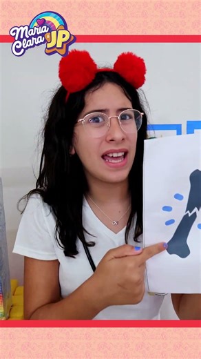 Maria Clara adalah seorang dokter dan merawat boneka JP