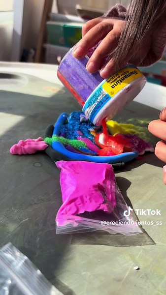 Hoy trabajamos motricidad fina a través del juego ✨ Con fomi moldeable, creó su propio arcoíris 🌈 Más allá del resultado, lo importante fue el proceso: manipular, explorar, elegir colores y dar forma a sus ideas 💛 Así es como el aprendizaje se vuelve significativo… jugando. #CapCut