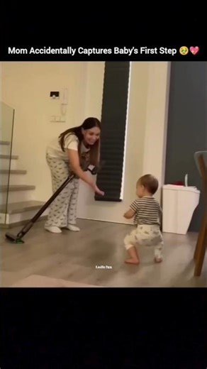 Mom ecidentally capture baby first' step 💖