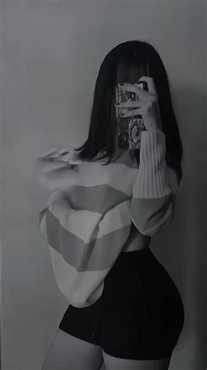 laurable on Instagram: "日本利用压电瓷砖将脚步的动能。这些瓷砖捕捉来自你 脚步的动能。当你行走时，你的重量和动作会对瓷砖产生压 力。瓷砖会轻微弯曲，从而产生机械应力。瓷砖内部的压电 材料将这种应力转化为电能。每一步都会产生少量电荷，而 数十万步结合在一起就能产生足够的电力来驱动 LED灯、数字显示屏和传感器。在像涩谷车站这样繁忙的地 方，每天大约有240万个脚步为这一系统作出贡献。这些电 能可以被储存或立即使用，从而减少对传统电力来源的依 赖，并支持可持续的城市基础设施。这种方法将日常运动转 化为实用的可再生能源。#日本#知识#事实#你知道吗 #推 荐#科技#创新#历史#技术#实验#热门|less"