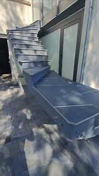 Transformation complète d’un escalier extérieur : dalle, contremarches et peinture. #dalle # enduit