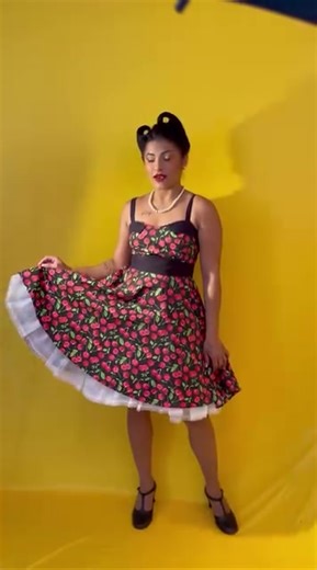 As Pin-Ups surgiram entre as décadas de 1940 e 1950, marcadas por feminilidade, charme e atitude. Vestidos rodados (godê), penteados clássicos como os Victory Rolls e cores vibrantes faziam parte desse estilo que celebrava a beleza e a confiança da mulher. Neste ensaio, o fundo amarelo americano traz a energia retrô perfeita para reviver essa estética icônica. Um pedacinho da história através da fotografia. ✨📸. #pinupgirl #pinup #fotografia #ensaiofotografico #goias