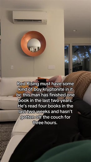 Red Rising book reaction — Why readers binge this series